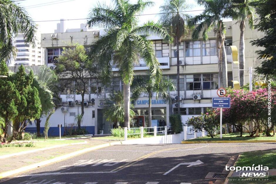 Grupo está acampado em frente à prefeitura