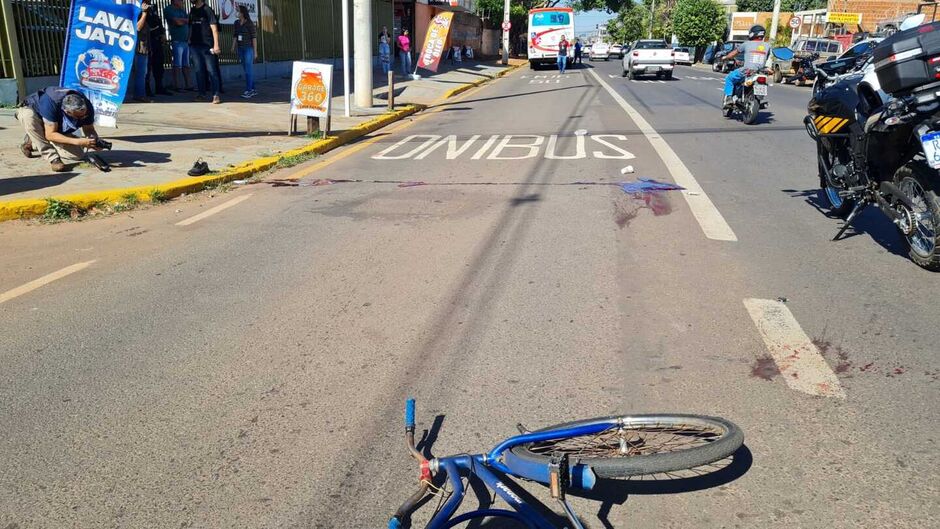 Ciclista teve a cabe&ccedil;a esmagada pelo &ocirc;nibus