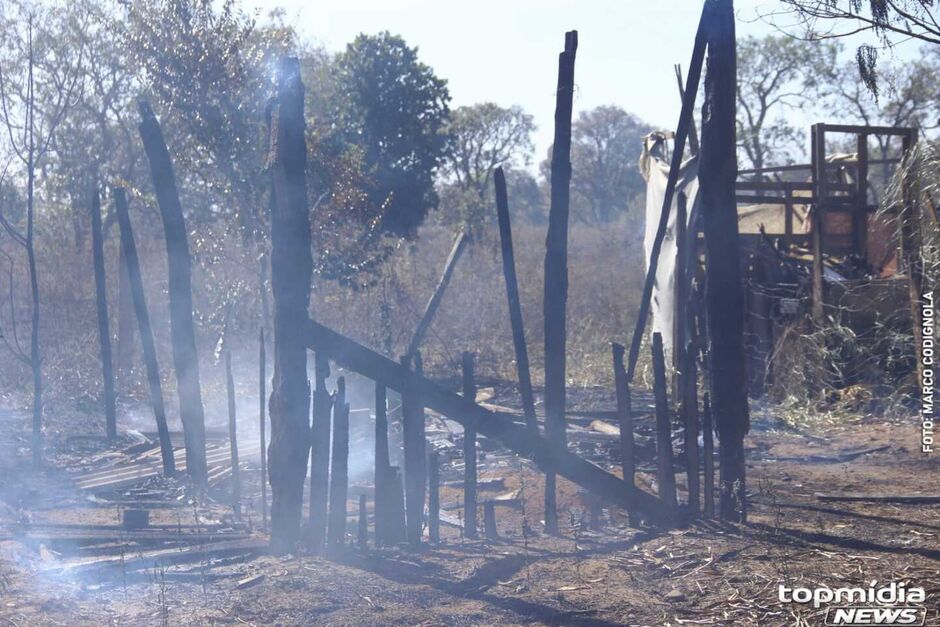 Barracos foram parcialmente destruídos pelo fogo