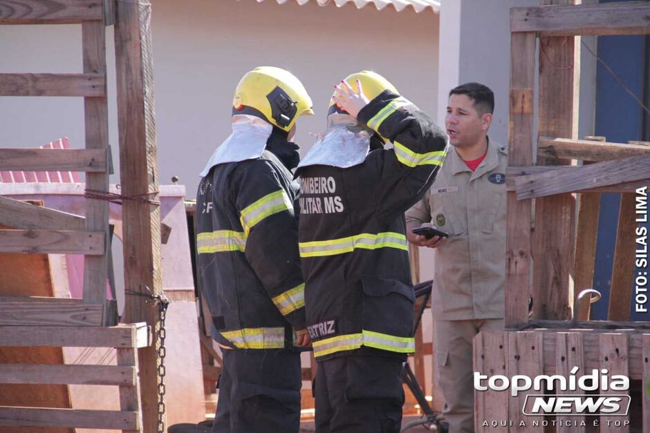 Pai das crianças tentou apagar o fogo e se queimou