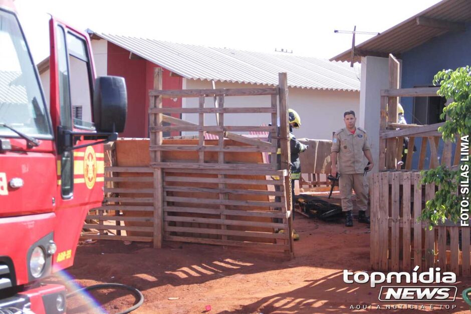 Pai das crianças tentou apagar o fogo e se queimou