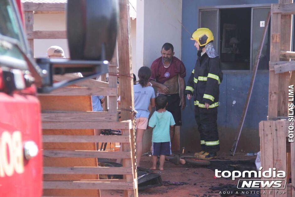 Pai das crianças tentou apagar o fogo e se queimou