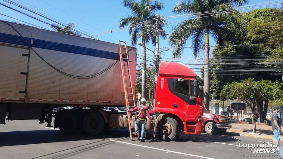 Fiação ficou caída no local