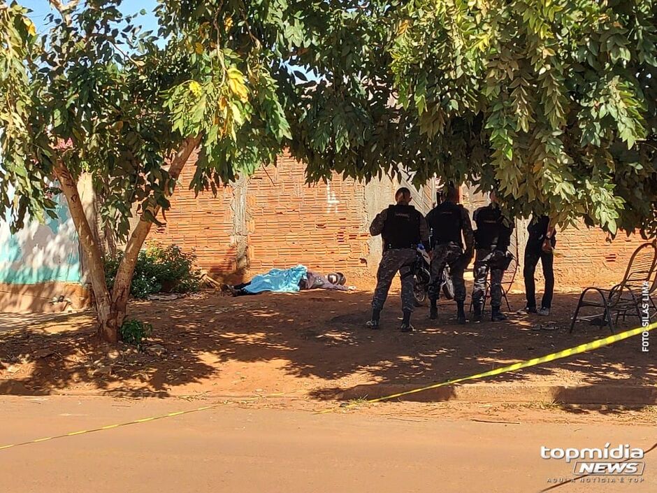 Vítima morreu com vários disparos em frente a sua residência