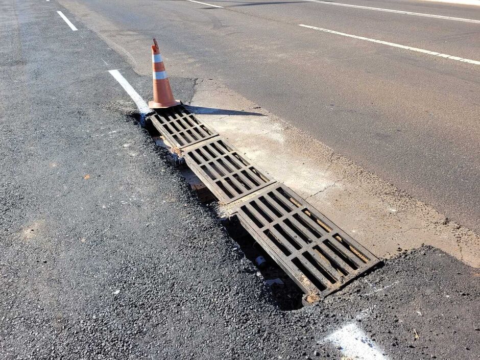 Bueiro está localizado, agora, no meio da avenida