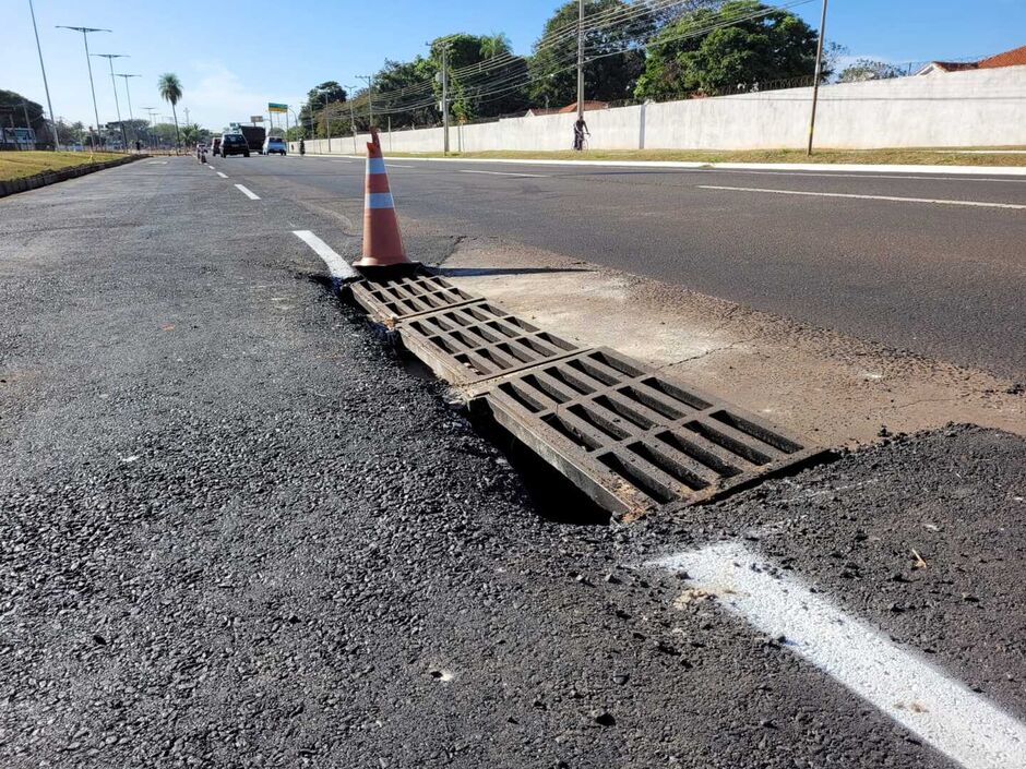 Bueiro está localizado, agora, no meio da avenida