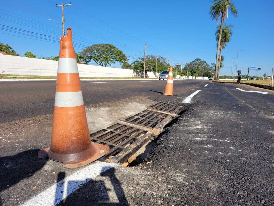 Bueiro está localizado, agora, no meio da avenida