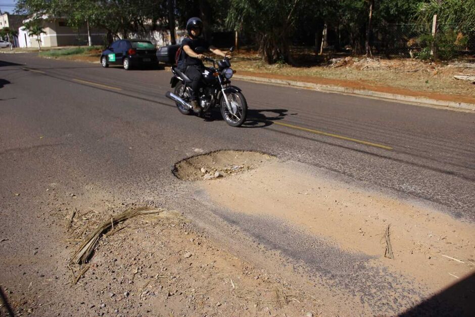 Carros não conseguem desviar e batem no buraco