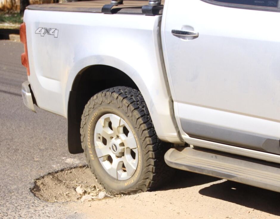 Carros não conseguem desviar e batem no buraco