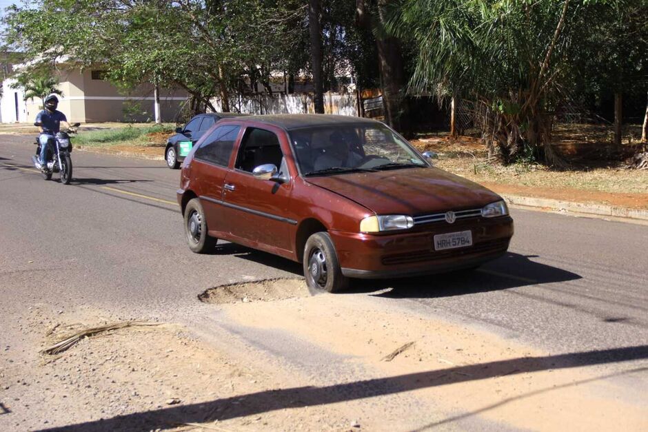 Carros não conseguem desviar e batem no buraco