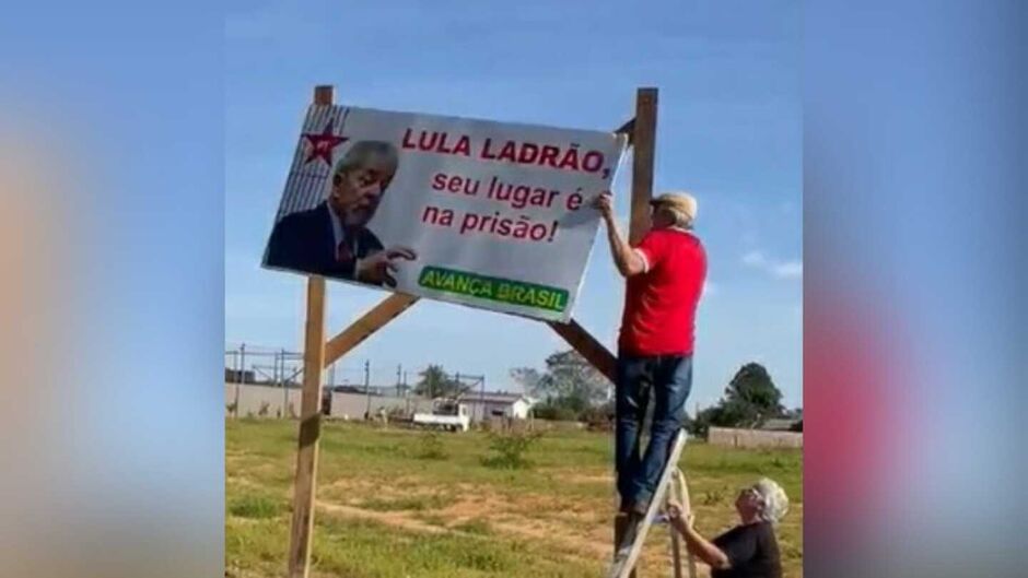 Apoiadores fizeram questão de derrubar a placa