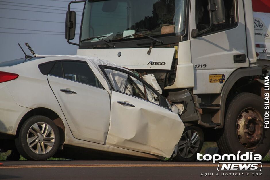 Batida matou três ocupantes de carro na BR-262