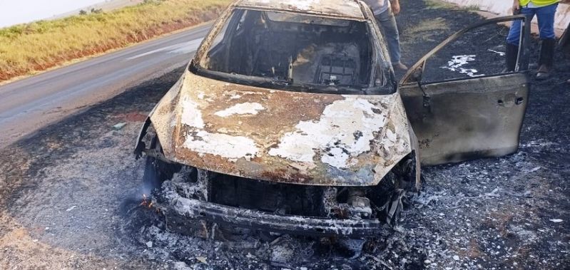 Carro ficou destruído