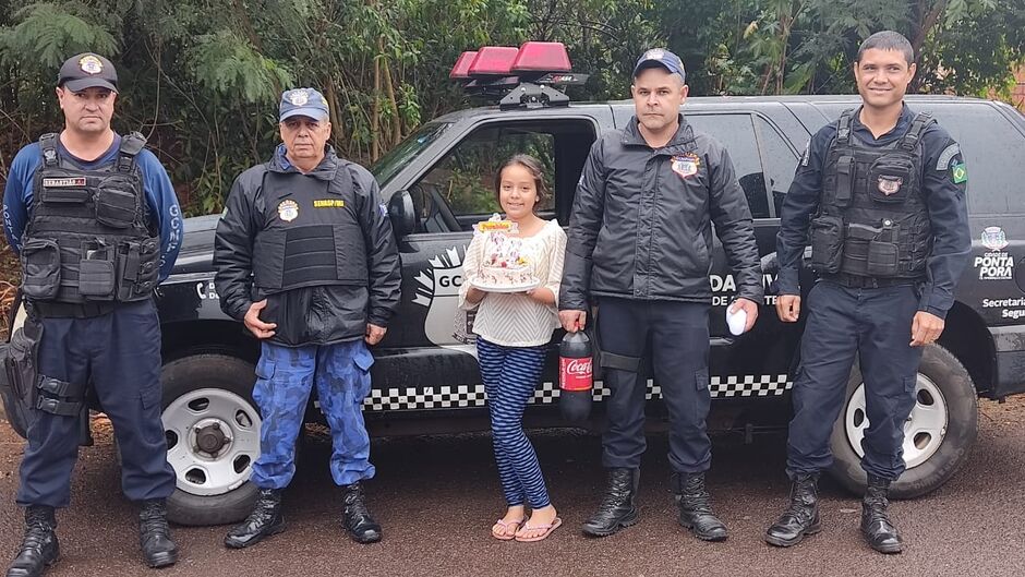 Menina ficou feliz com ação social de guardas 