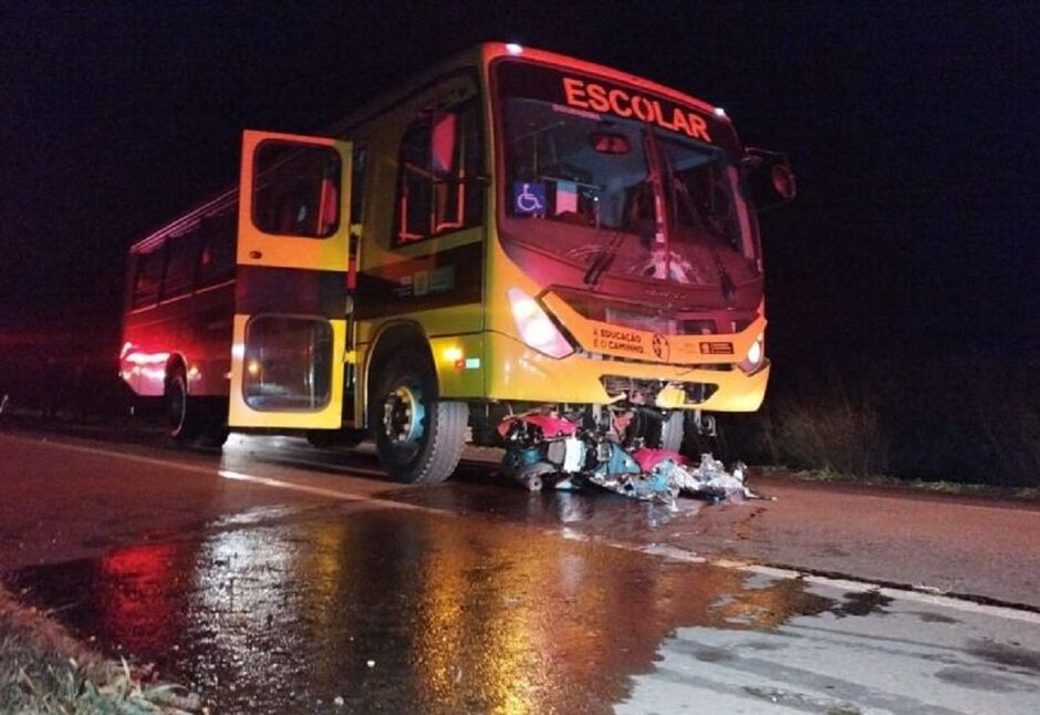 Vítima tentou uma ultrapassagem e bateu de frente com o ônibus