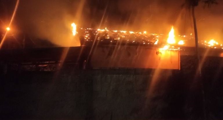 Casa ficou destruída pelas chamas