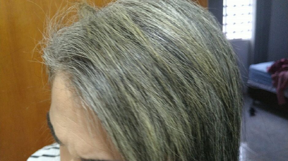 Grisalho ficou loiro e verde em formanda 