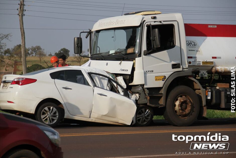 Batida matou três ocupantes de carro na BR-262