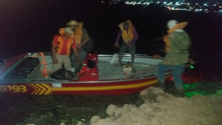 Bombeiros resgataram pescadores