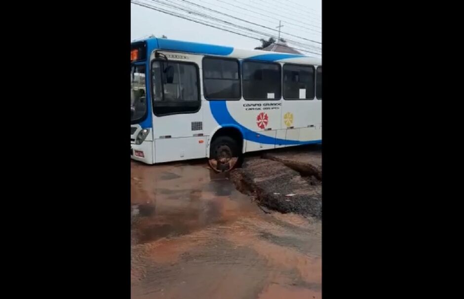 Passageiros correram risco com queda em buraco 