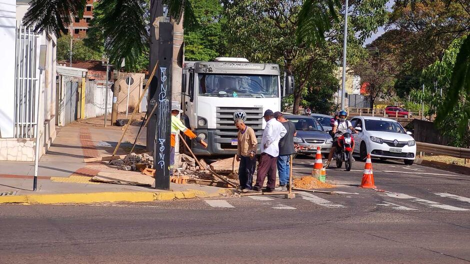 Tampa foi colocada na manhã desta segunda-feira