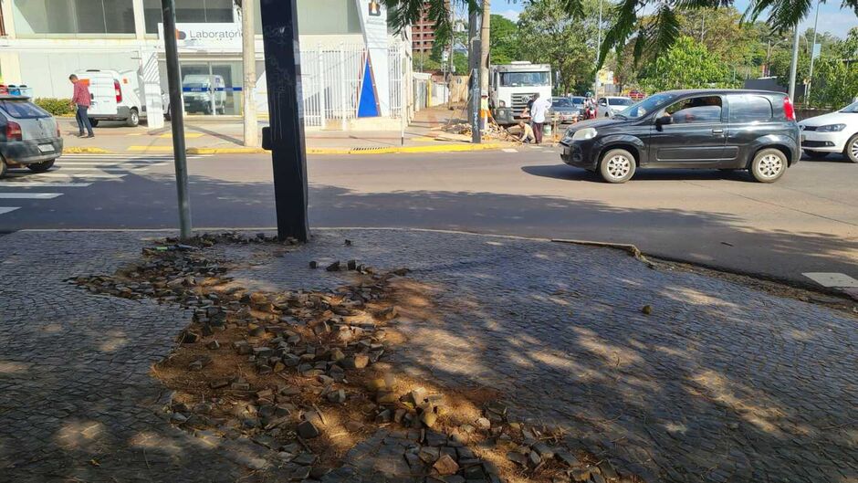 Tampa foi colocada na manhã desta segunda-feira