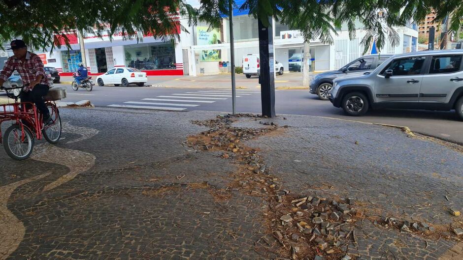 Tampa foi colocada na manhã desta segunda-feira