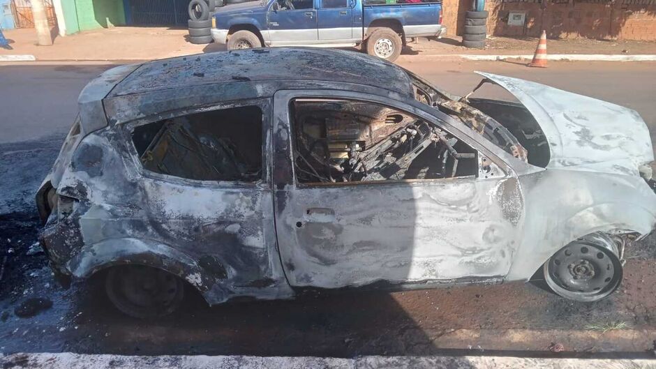 Carro foi destruído pelo fogo