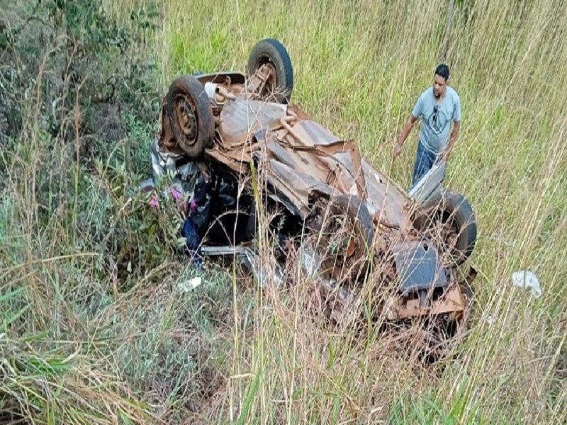 Carro ficou nas margens da pista após o acidente