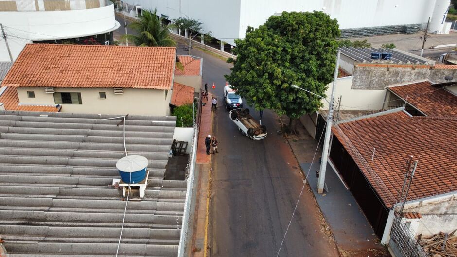 Carro capotou na rua Japão