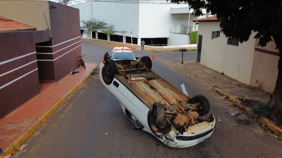 Carro capotou na rua Japão