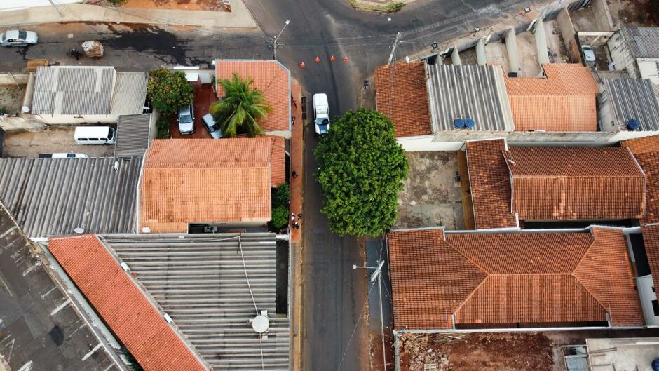 Carro capotou na rua Japão