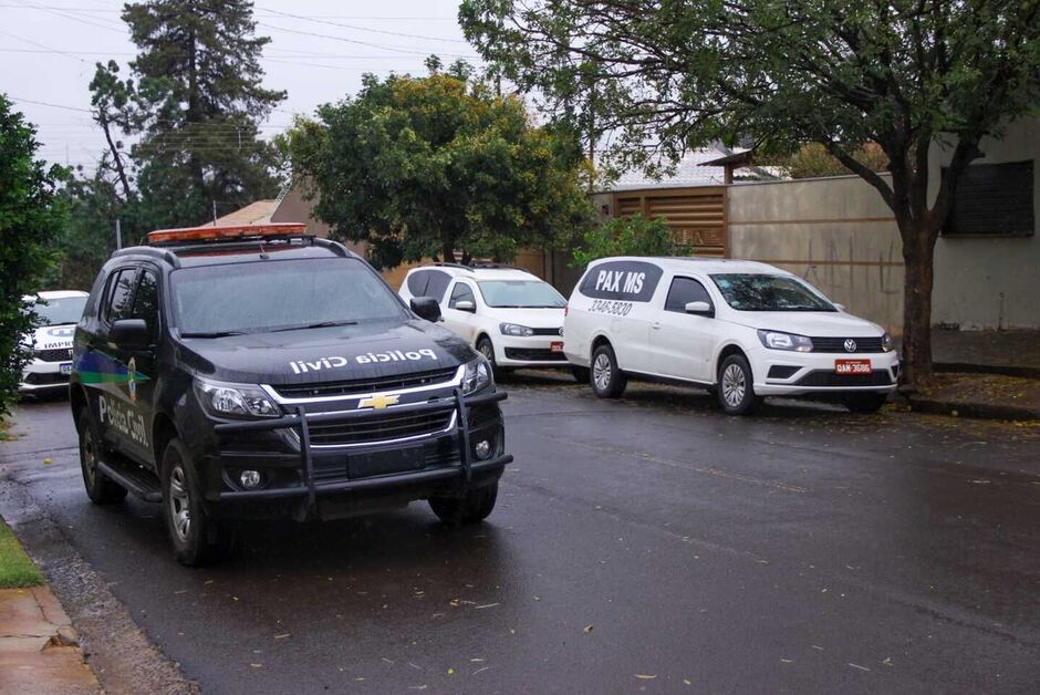 Policiais fazem o isolamento do local até a chegada da Polícia Científica