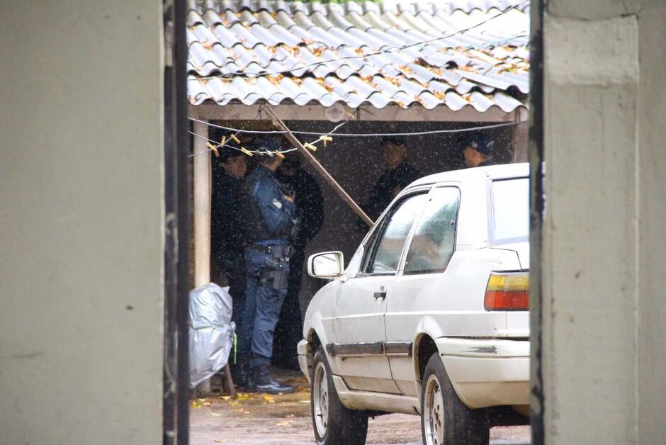 Policiais fazem o isolamento do local até a chegada da Polícia Científica