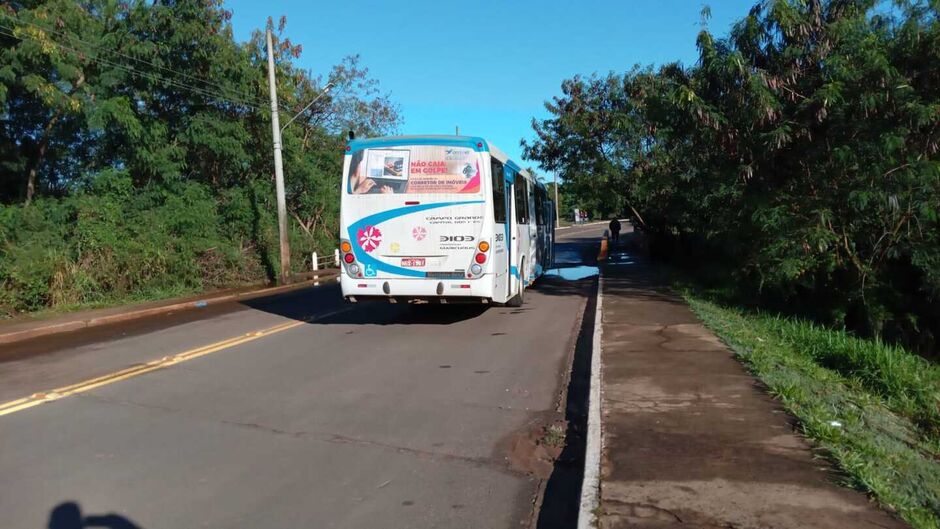 Ônibus ficou com a frente destruída