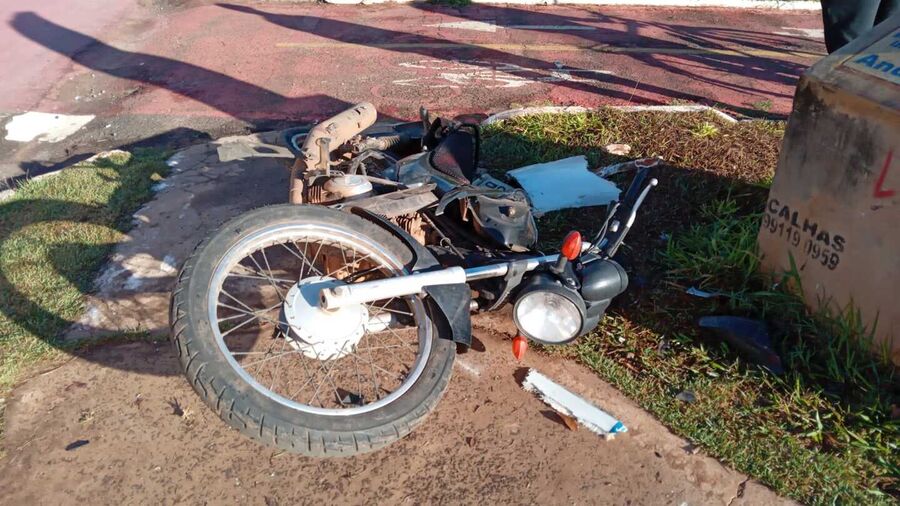 A moto bateu contra um ônibus 