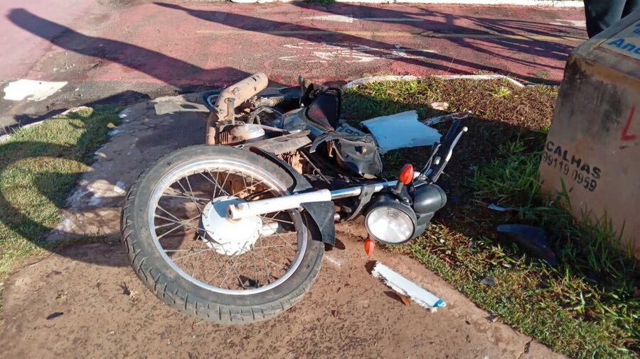 A motocicleta ficou completamente destruída 