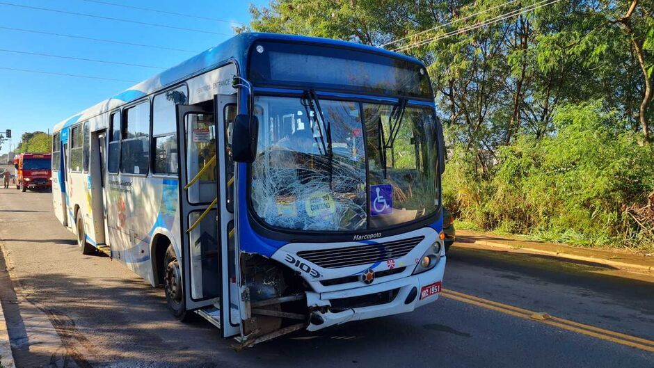 Ônibus ficou com a frente destruída