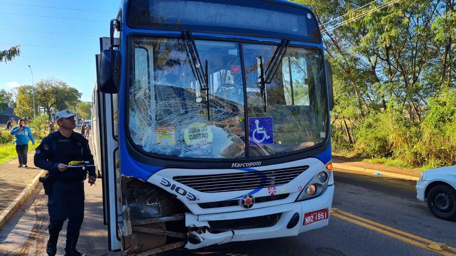 A moto bateu no ônibus