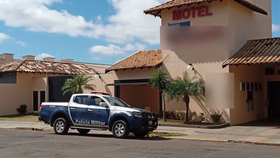 Motel está localizado na avenida Tiradentes