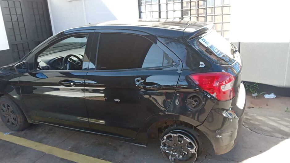 Carro da vítima ficou crivado de balas