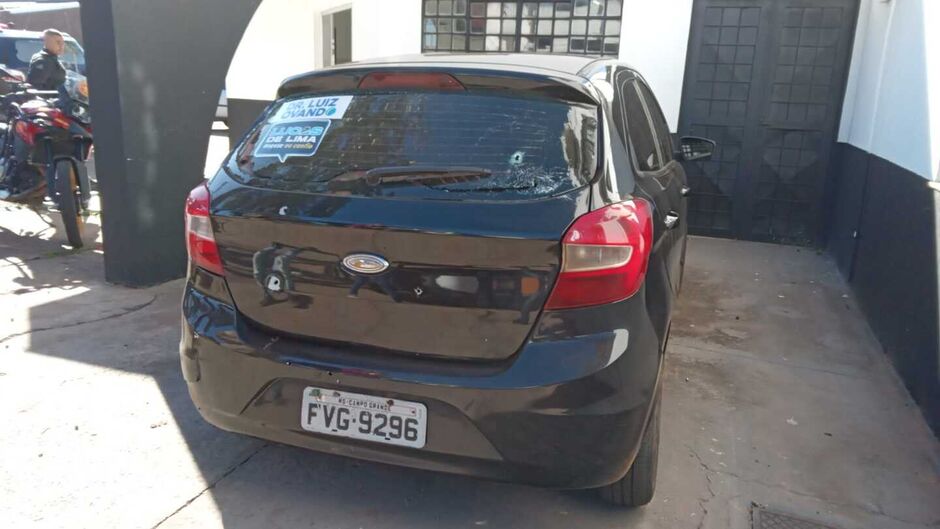 Carro da vítima ficou crivado de balas