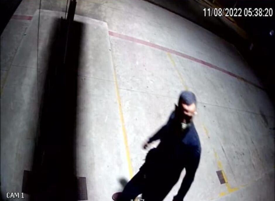 O suspeito não se intimidou com as câmeras e com o alarme