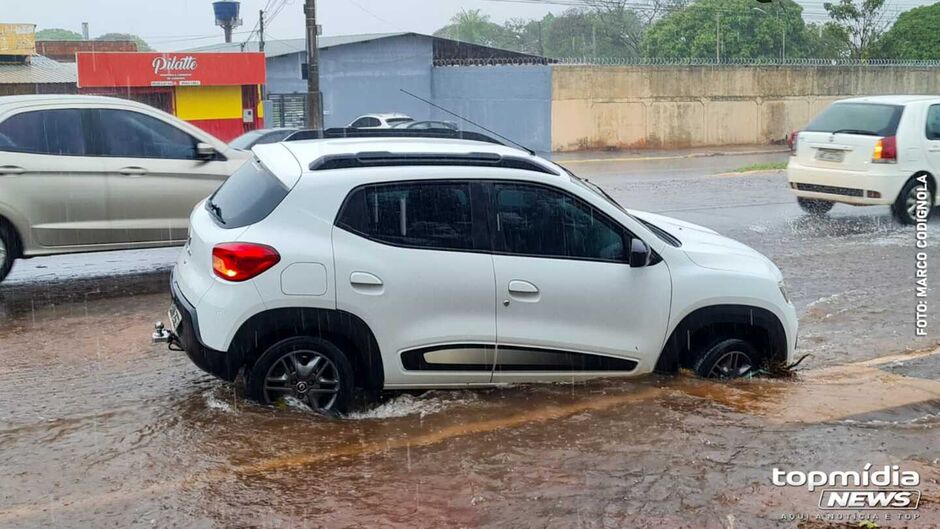 Carro cai em bueiro em Campo Grande