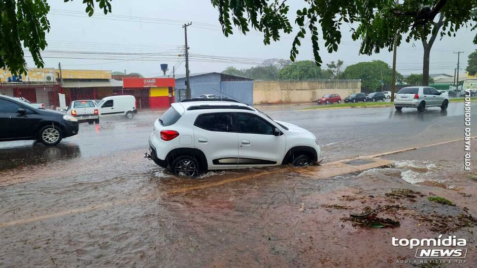 Carro cai em bueiro em Campo Grande