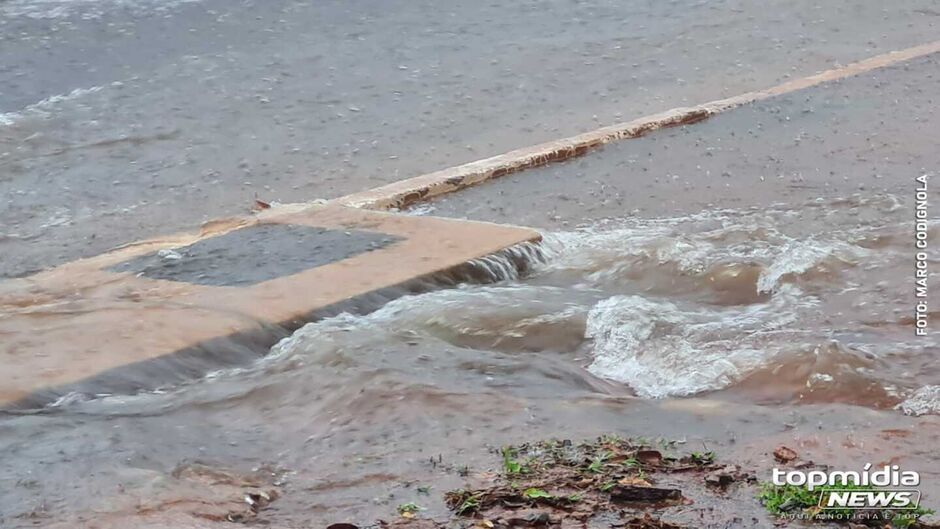 Carro cai em bueiro em Campo Grande