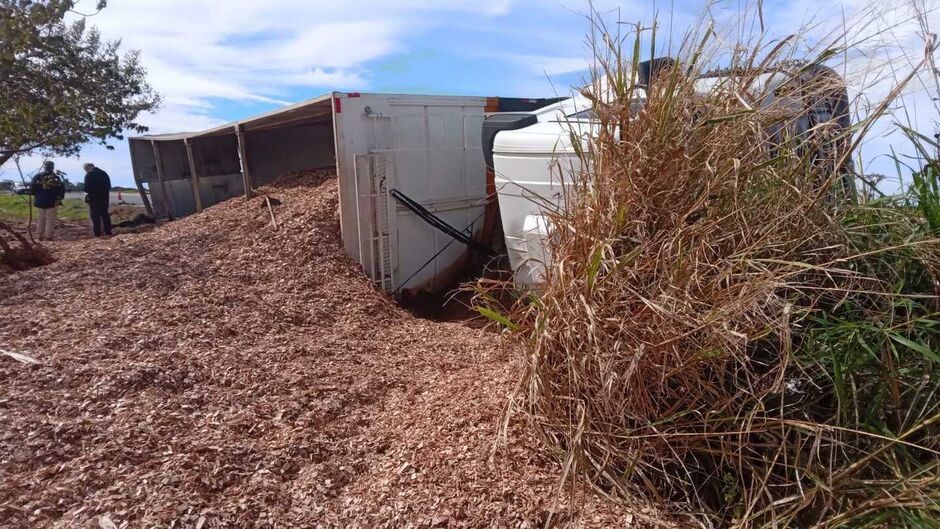 Carreta tombou na pista