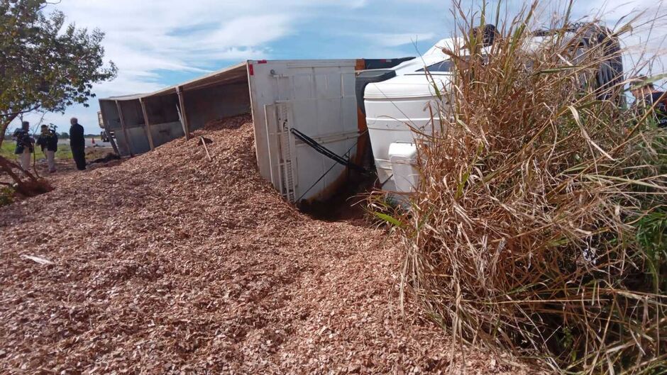 Carreta tombou na pista
