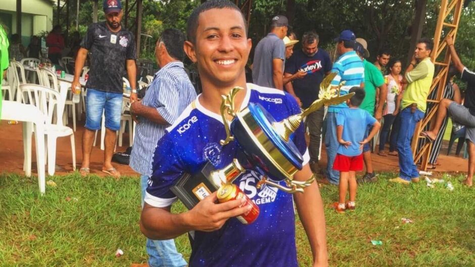 Kenis tinha 23 anos