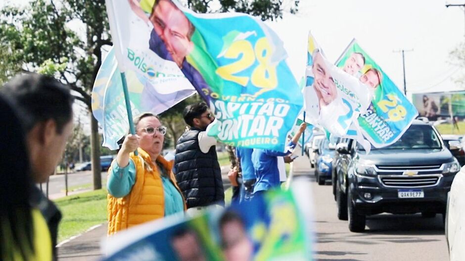 Capitã Contar participa de adesivaço